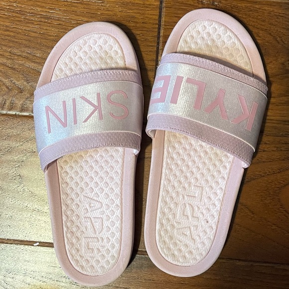 Kylie Skin x APL Slides - Picture 2 of 3
